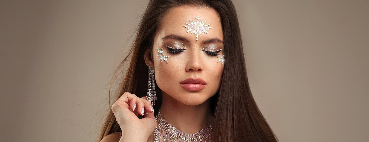 Kristali za lice: ovako sada nosimo ovaj party look