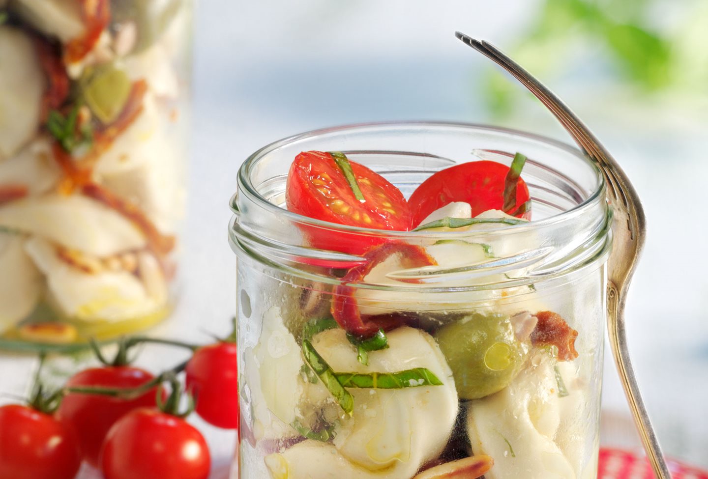 Salata od tortellona sa sušenim paradajzom i oraščićima pinije