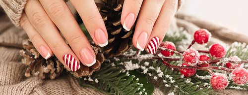 Božićni i novogodišnji nokti 2025: ovo je devet najljepših trendova za ovaj look