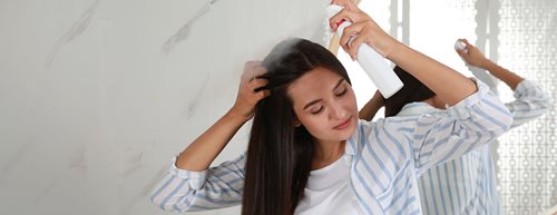Osvježena kosa u nekoliko minuta: kako pravilno koristiti šampon za suho pranje kose